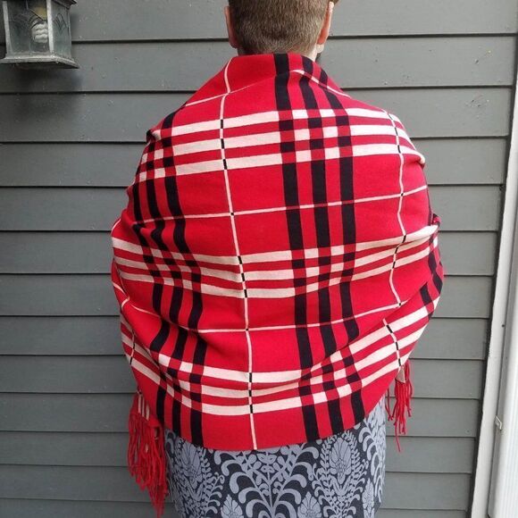 NWT Persuasions Red Plaid Beige Plaid Reversable Blanket Wrap sleeves - Picture 9 of 9